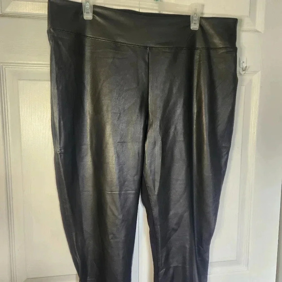 Penningtons Faux Leather Front/Polyester  Back Leggings - Size 1x - Picture 2 of 11